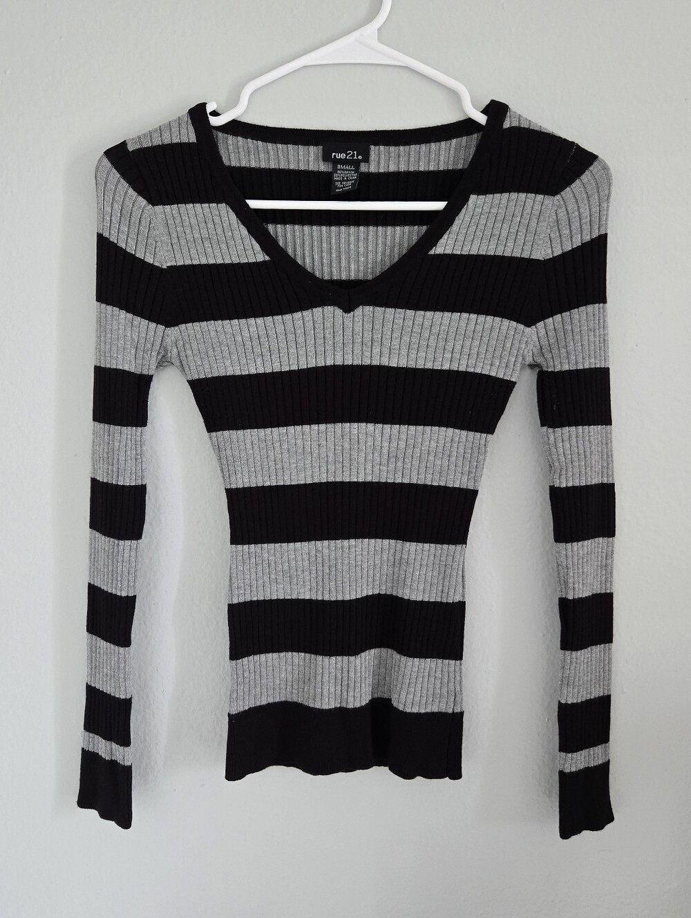 Rue21 Black & Gray Ribbed V-Neck Long Sleeve Top